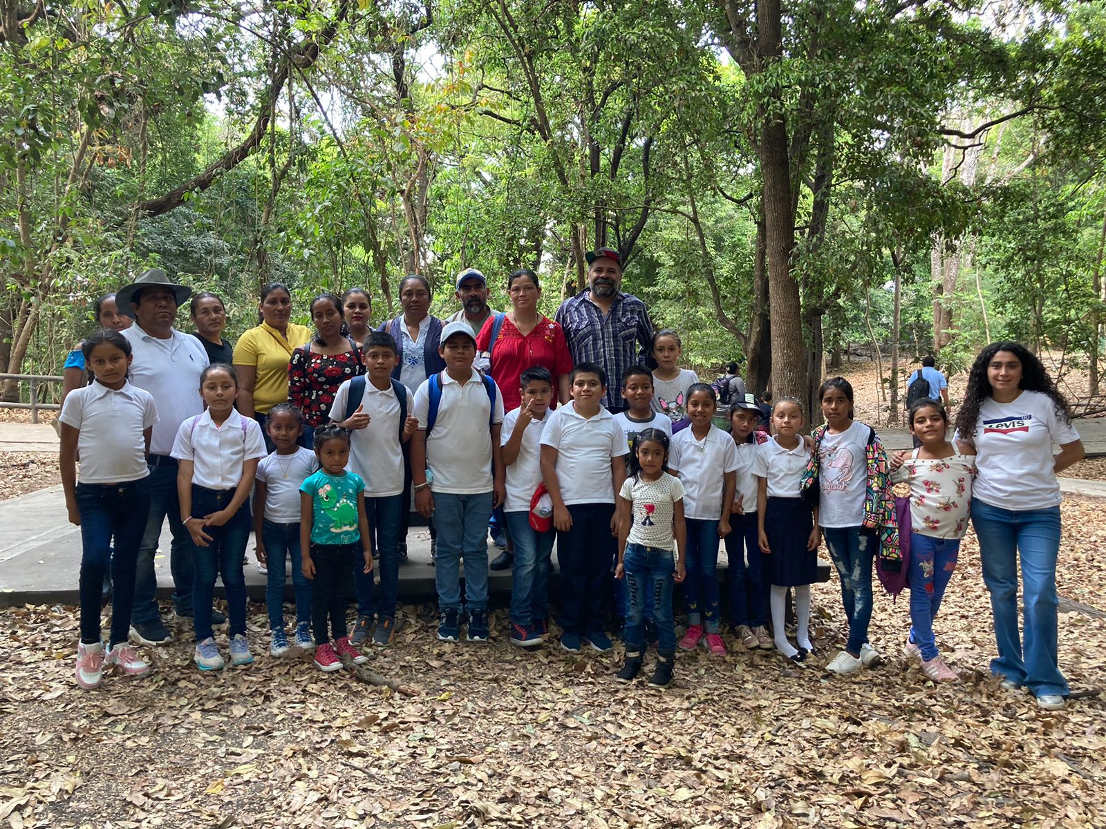 visita de los niños de la comunidad de Corazon del Valle al zoomat