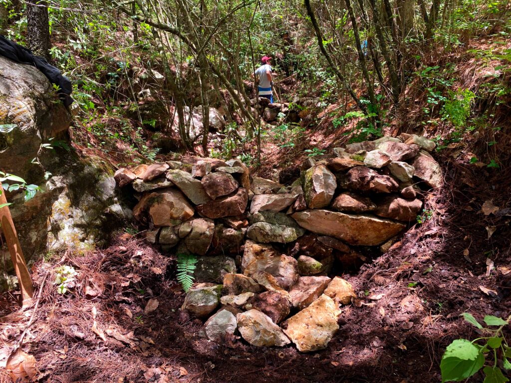 dique de rocas en el parque encuentro