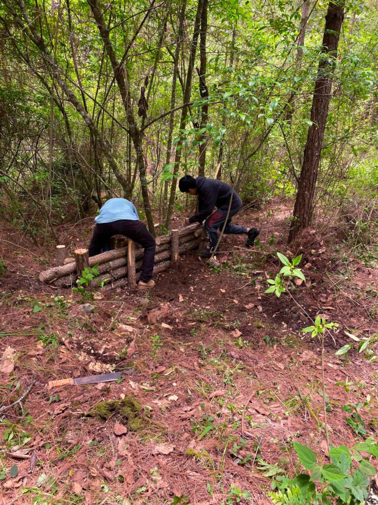 hombres trabajando en la restauración en la laguna del cochi